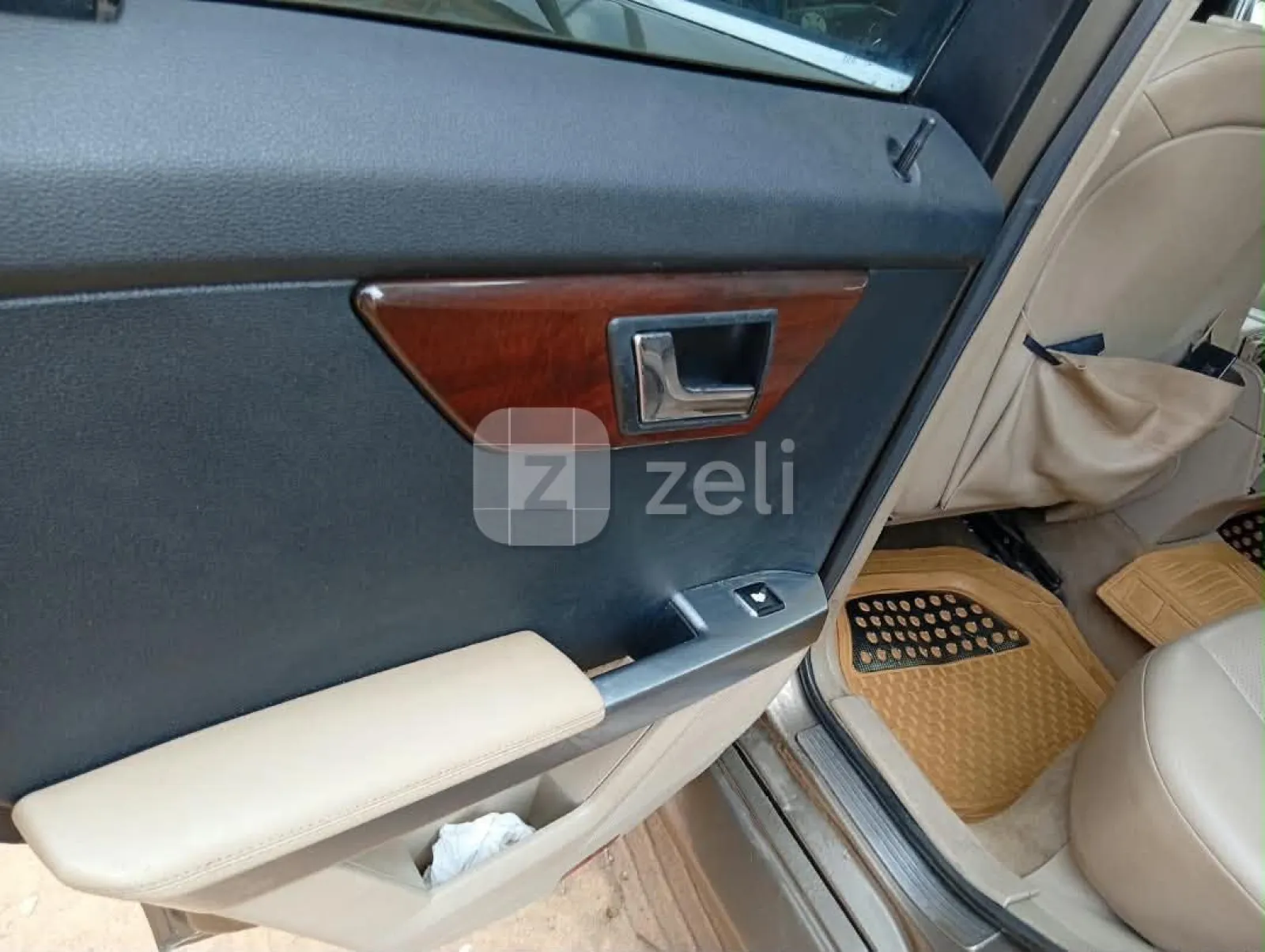 Mercedes GLB 2012 — photo 9