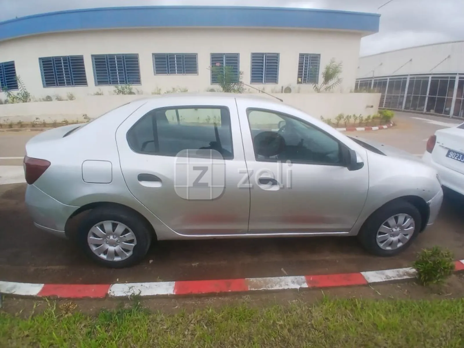 Renault Logan 2018 — photo 1