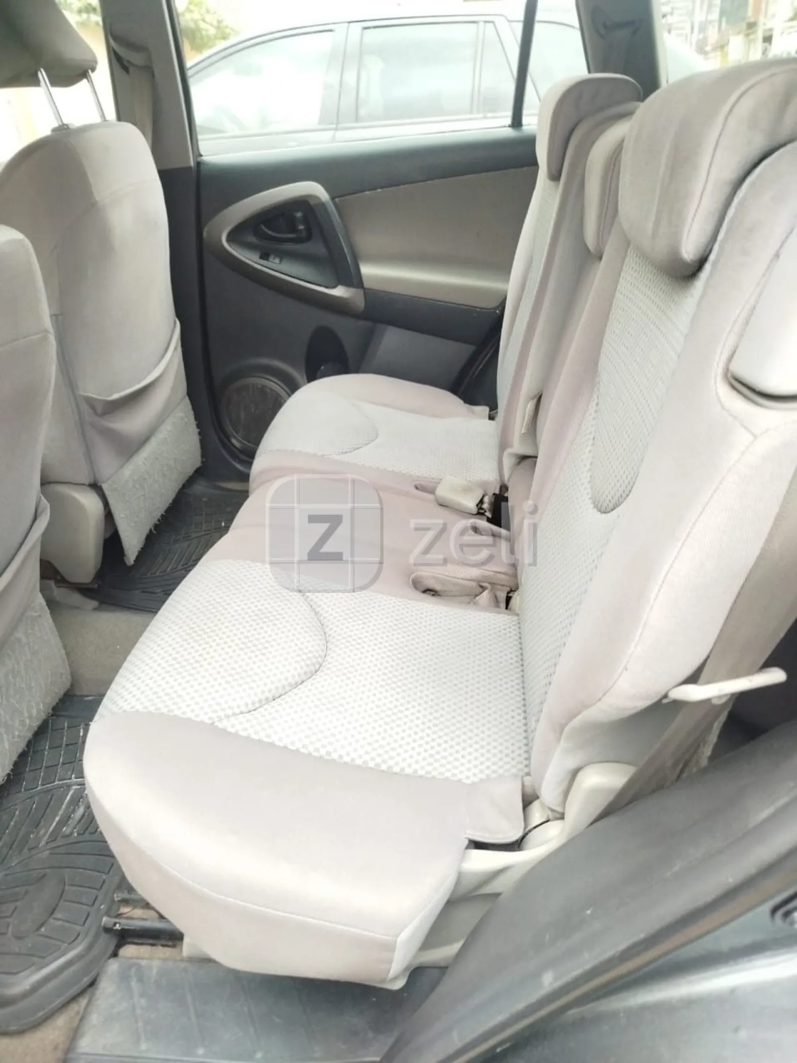 Toyota RAV4 2010 — photo 10