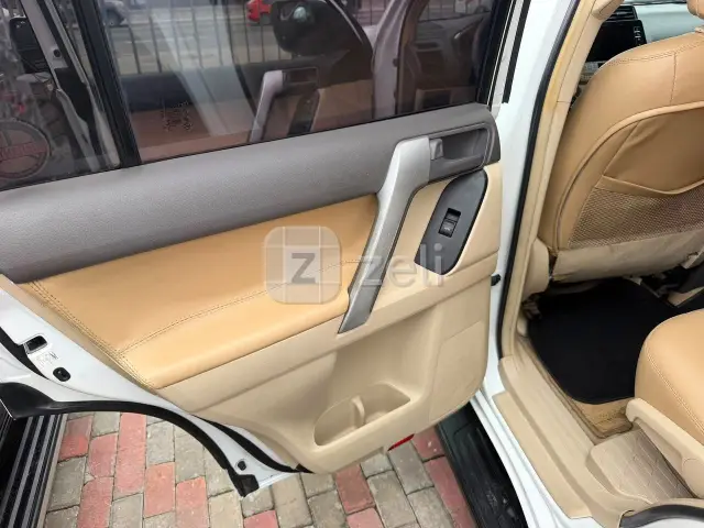 Toyota Land Cruiser Prado 2019 — photo 9