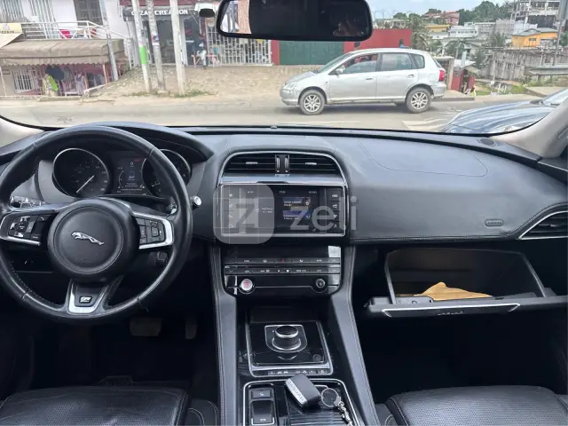 Jaguar F-PACE 2018 — photo 14