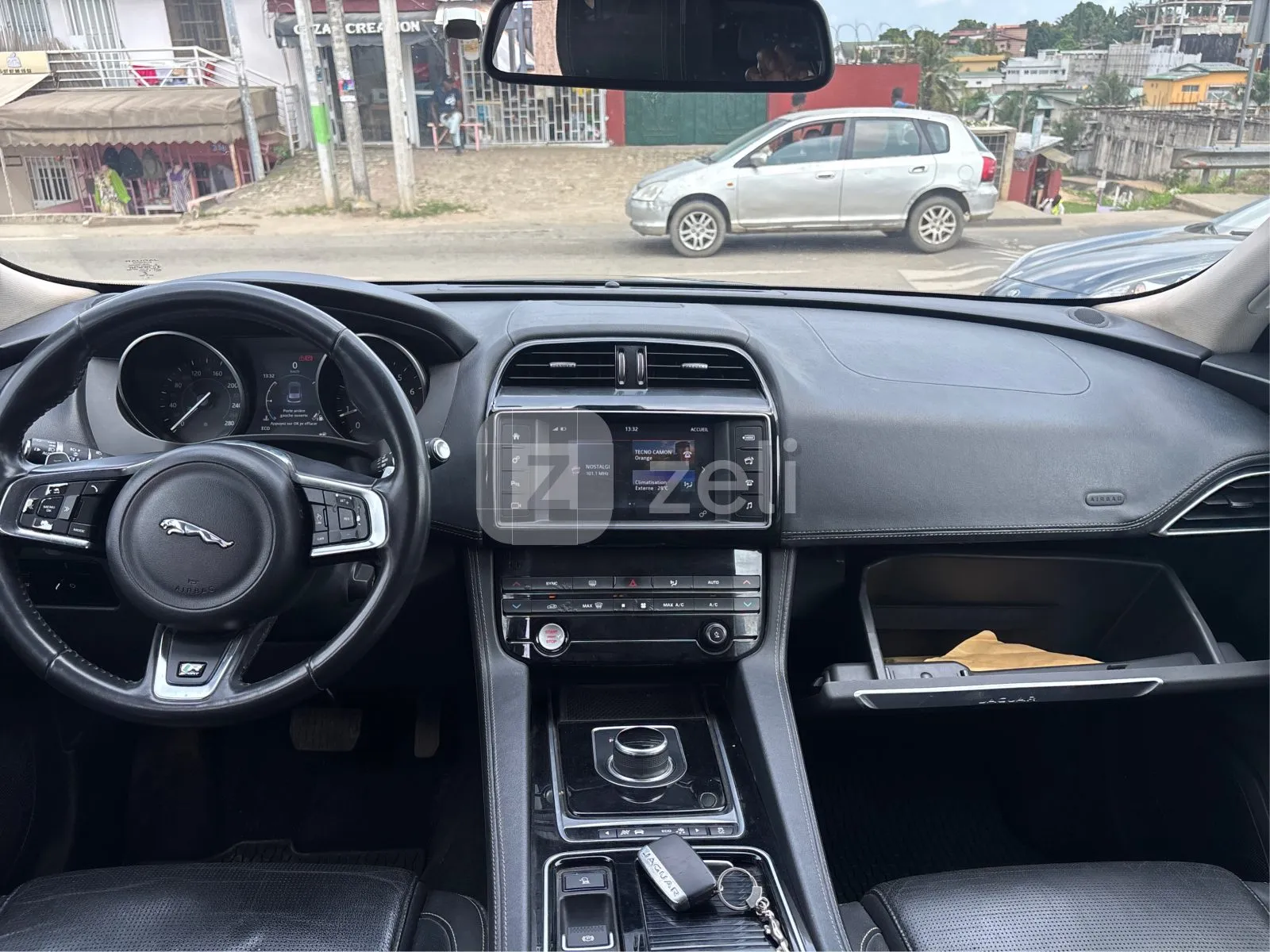 Jaguar F-PACE 2018 — photo 14