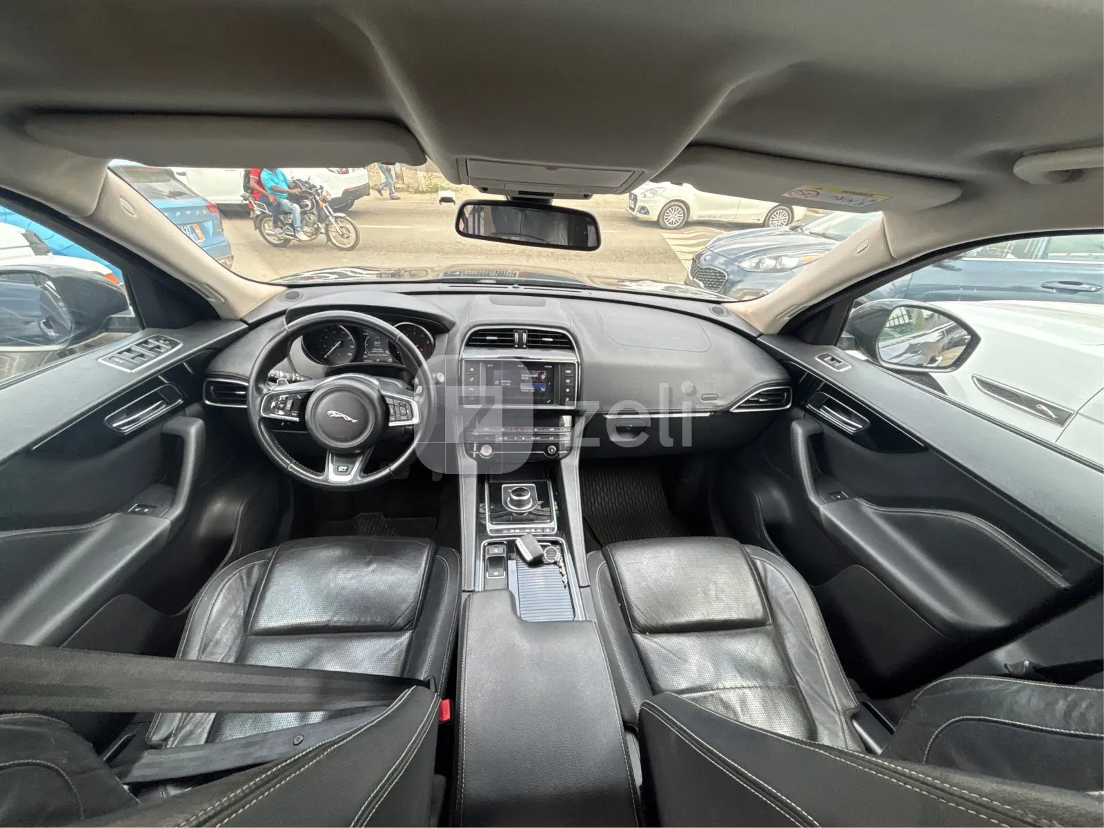 Jaguar F-PACE 2018 — photo 15