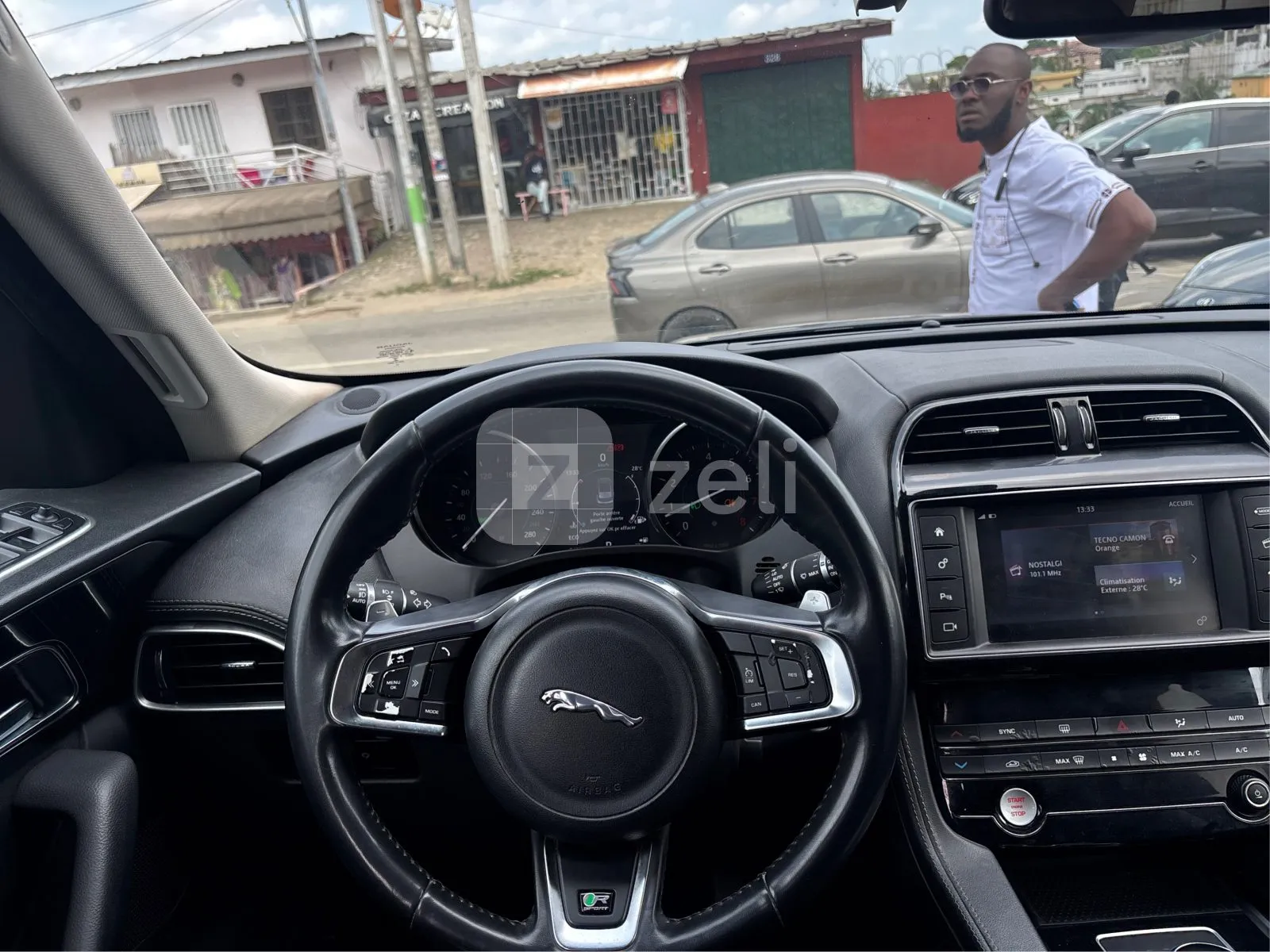 Jaguar F-PACE 2018 — photo 16