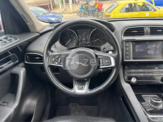 Jaguar F-PACE 2018 — photo 17