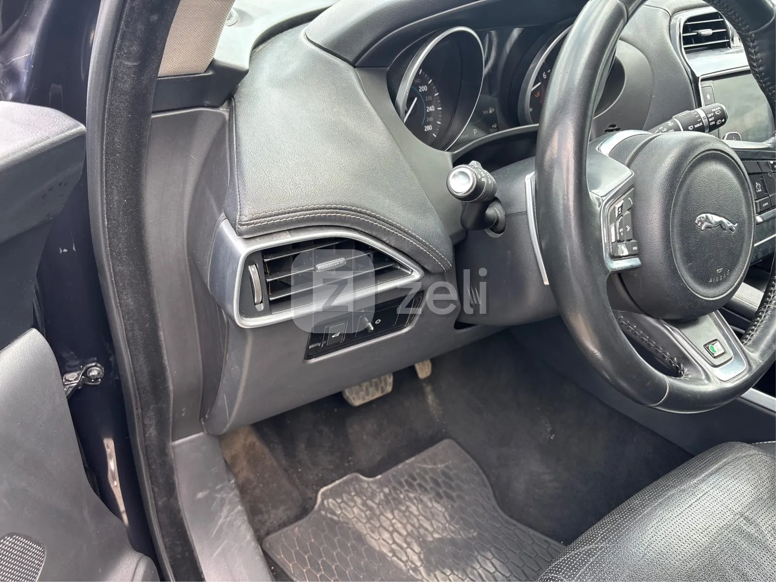 Jaguar F-PACE 2018 — photo 18