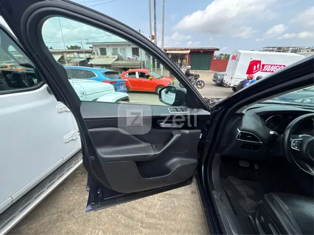 Jaguar F-PACE 2018 — photo 19