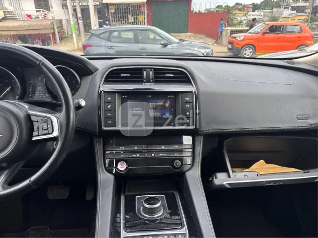 Jaguar F-PACE 2018 — photo 26