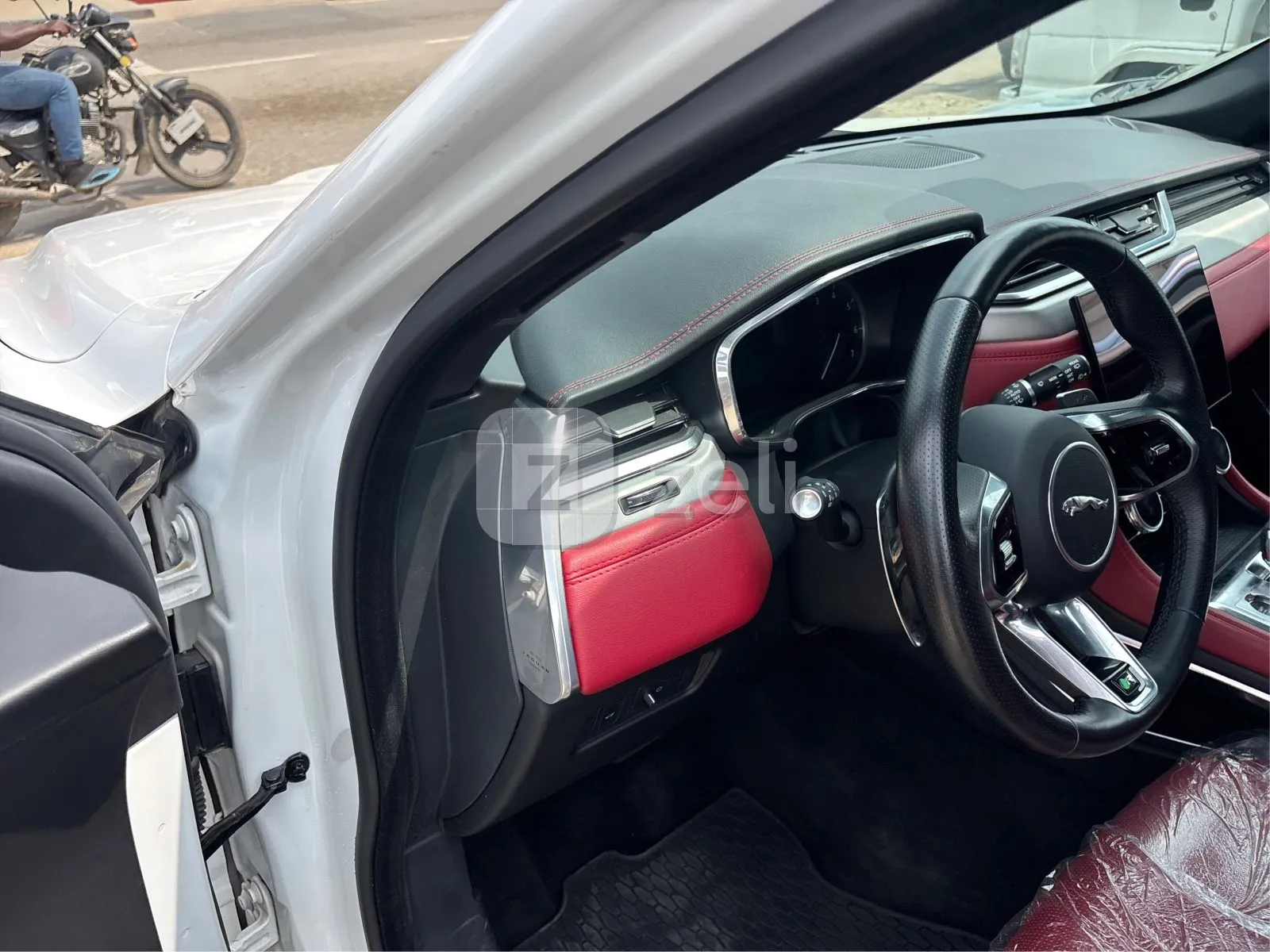 Jaguar F-PACE 2023 — photo 17