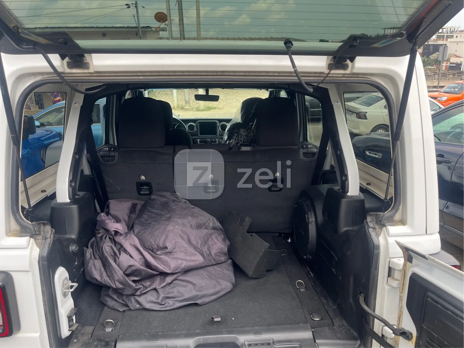 Jeep Wrangler 2023 — photo 11