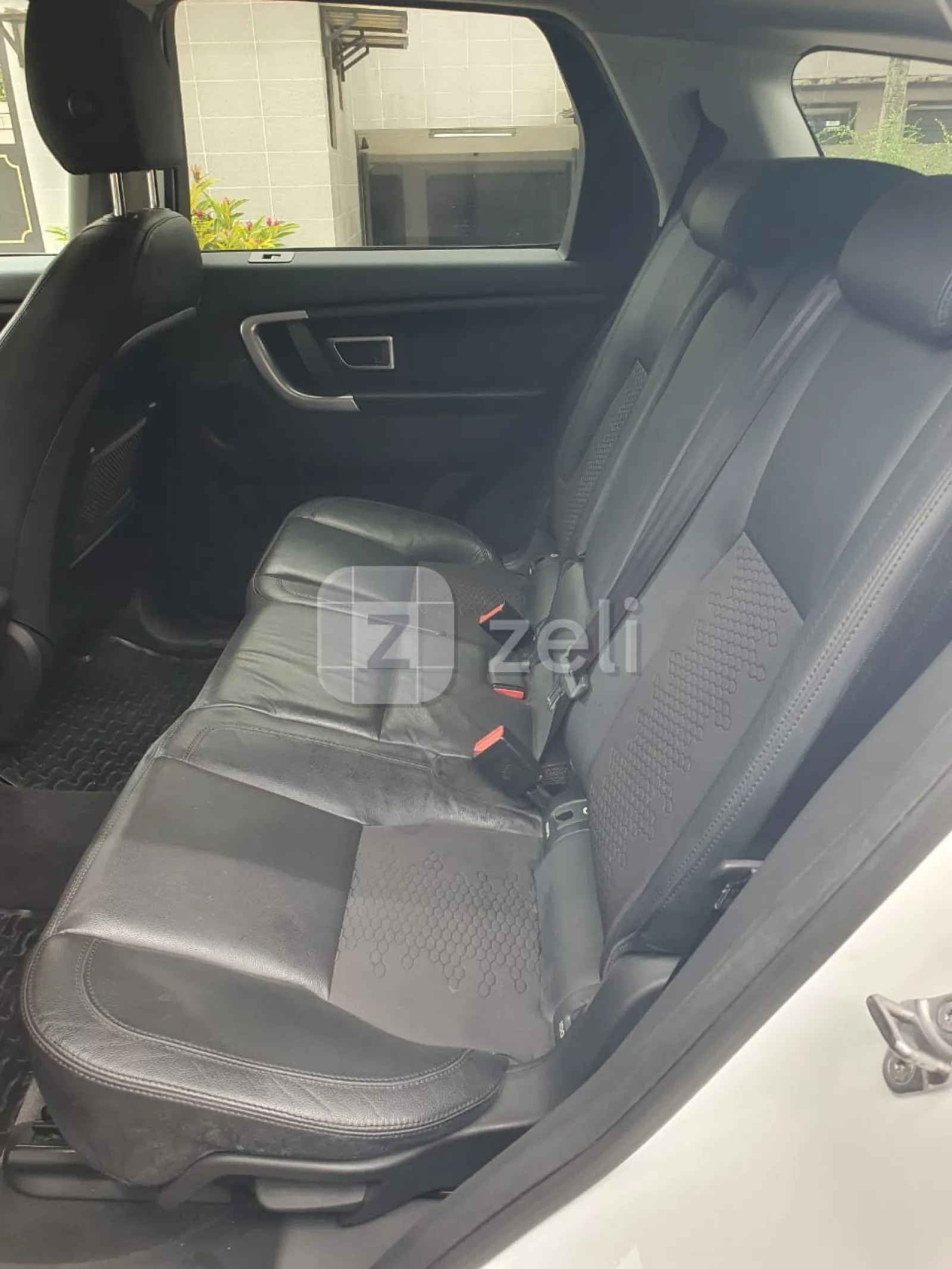 Land Rover Discovery Sport 2017 — photo 10
