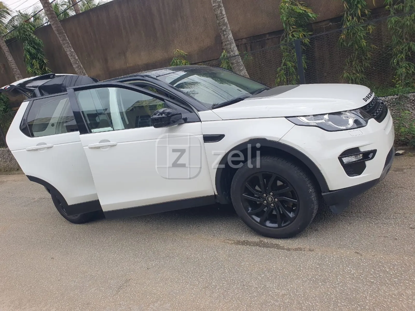 Land Rover Discovery Sport 2017 — photo 12