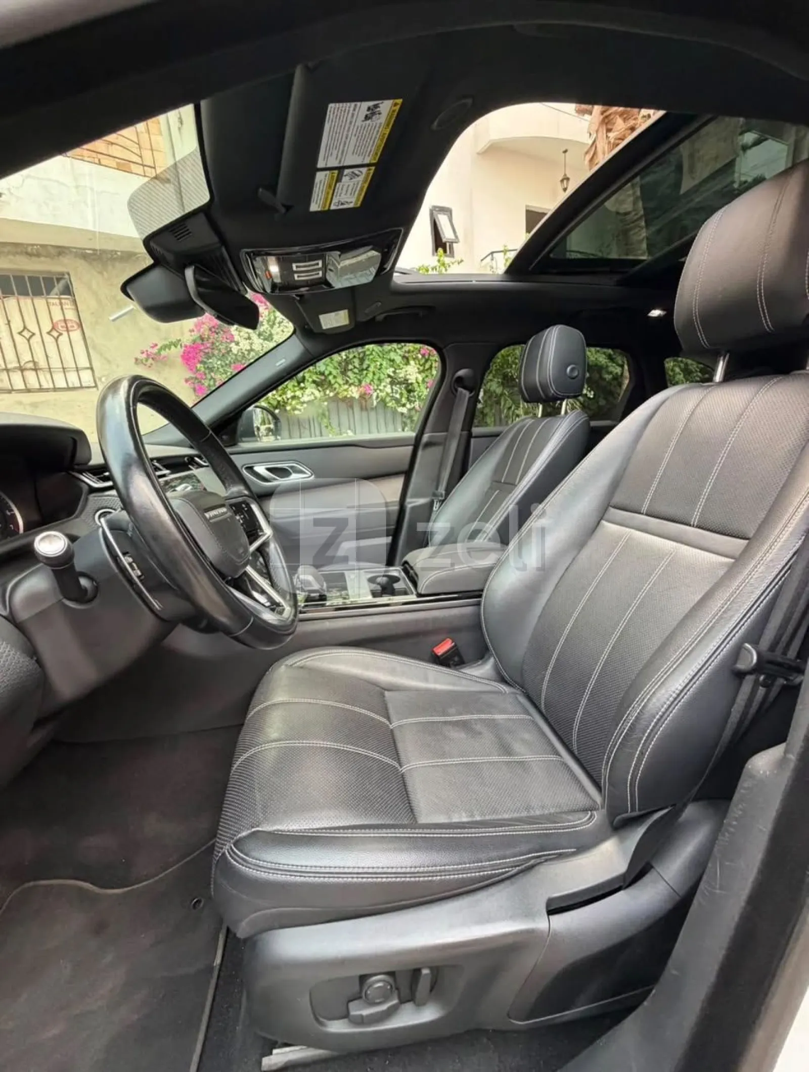 Land Rover Range Rover Velar 2023 — photo 9