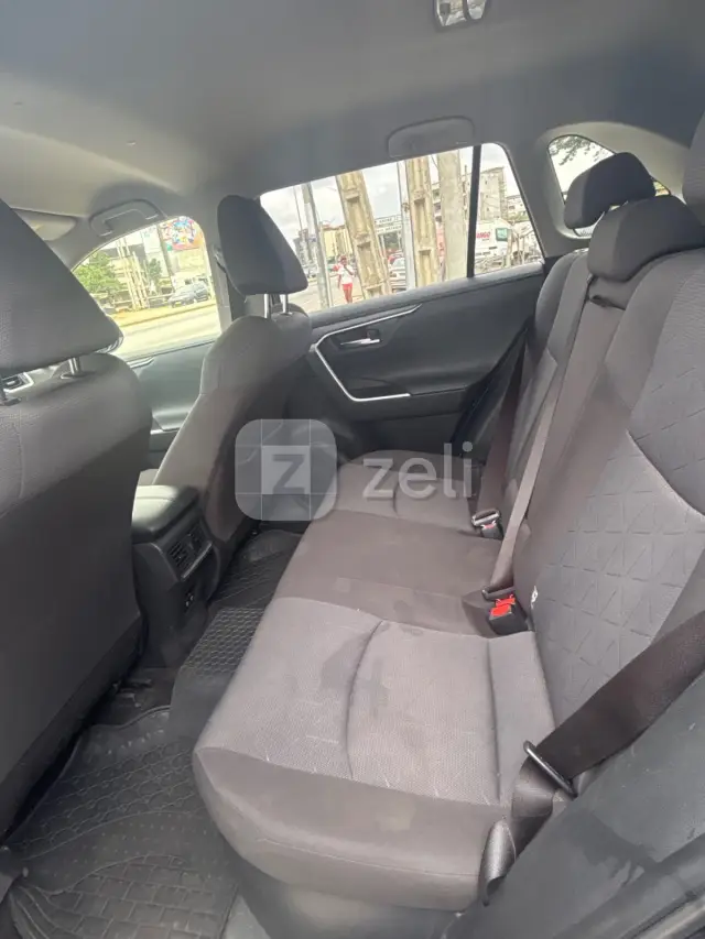Toyota RAV4 2020 — photo 8
