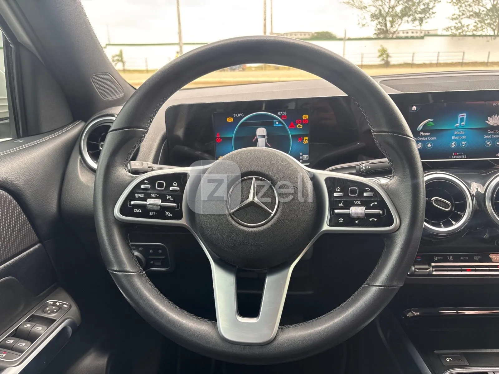 Mercedes GLB 2021 — photo 12