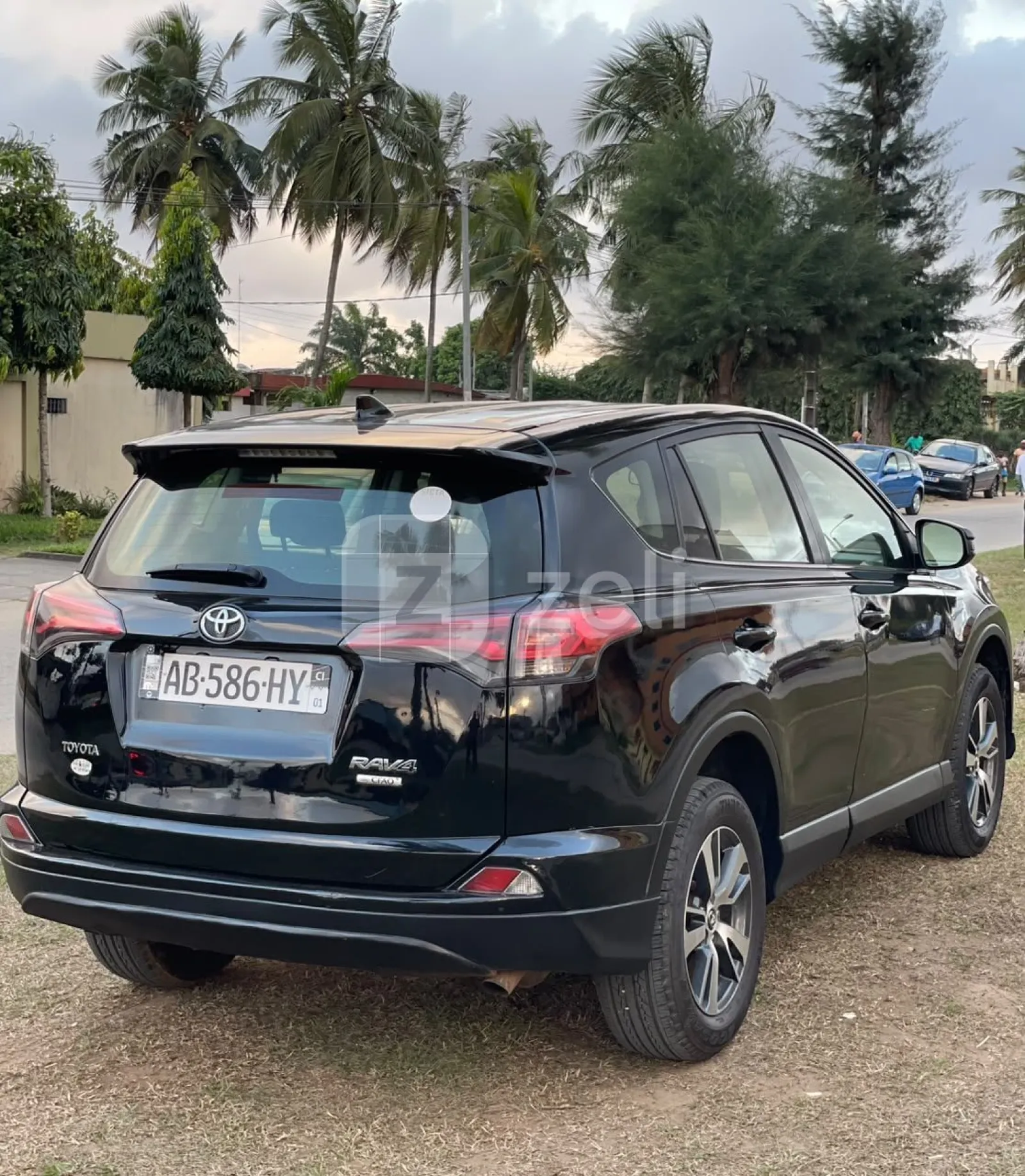 Toyota RAV4 2018 — photo 2