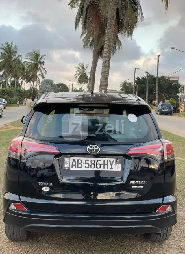 Toyota RAV4 2018 — photo 3