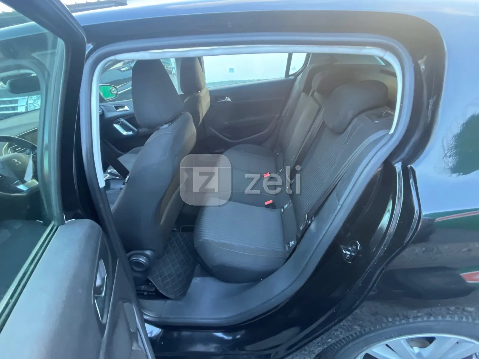 Peugeot 308 2018 — photo 13