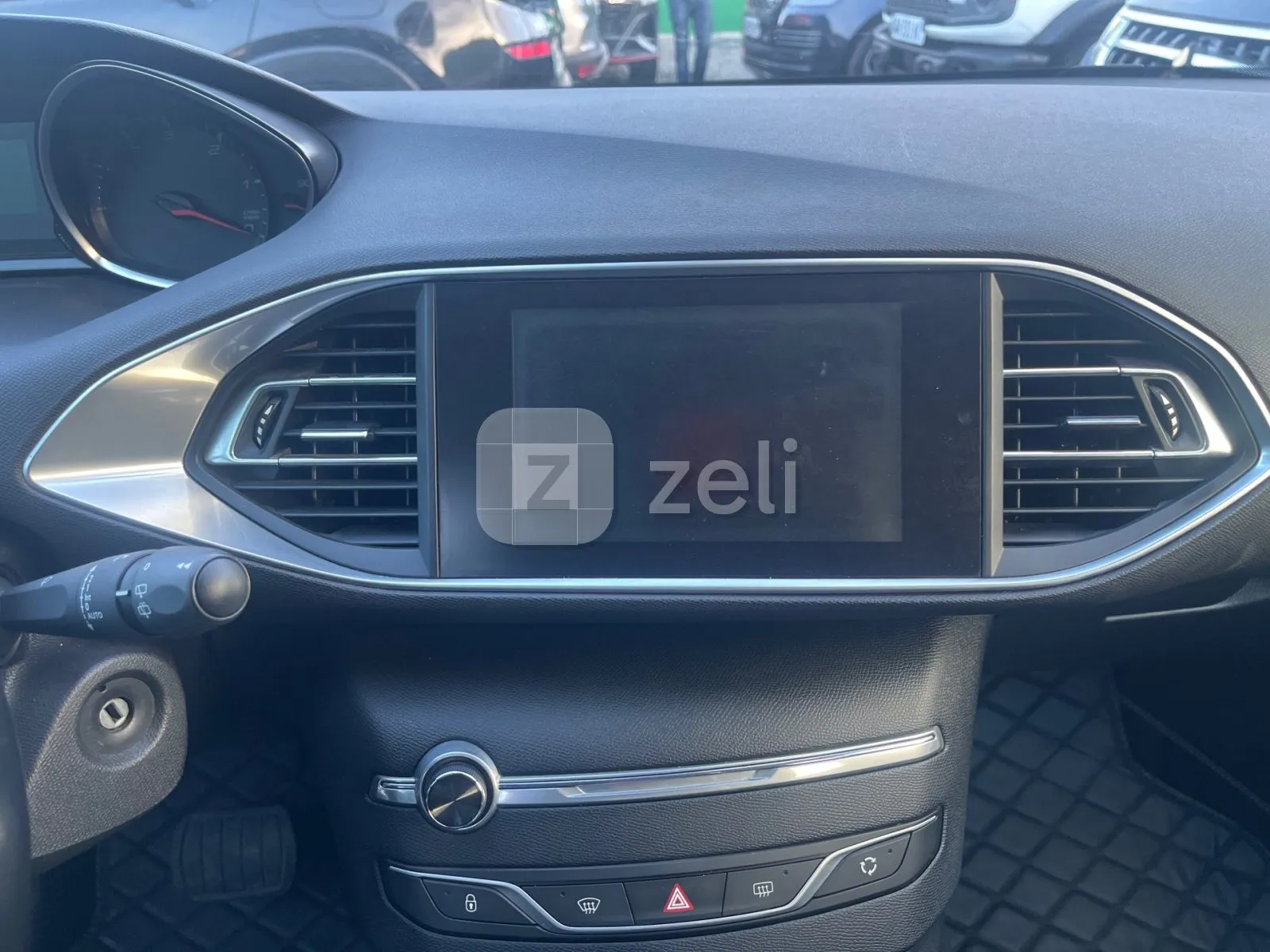 Peugeot 308 2018 — photo 17