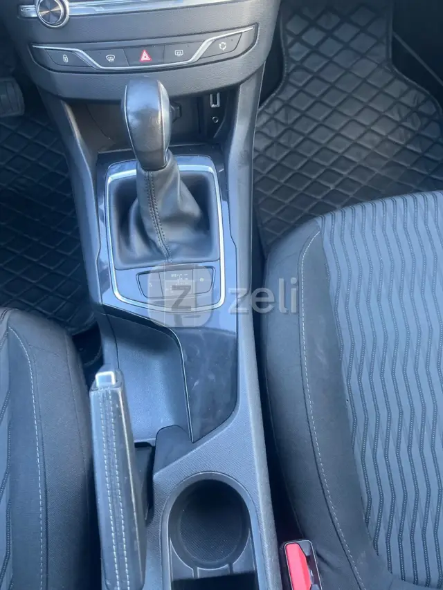 Peugeot 308 2018 — photo 18